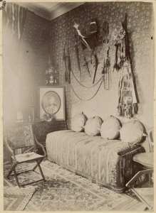 [Appartement avec armes en décoration et portrait. Logement du commandant de la division de Constantine '] (Image de propagande coloniale)