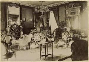 [Constantine. Salon du palais du bey de Constantine, siège de la division militaire] (Image de propagande coloniale)