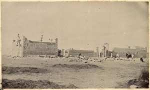 Colonne du capitaine Pujat chargé de la construction du Fort Lallemand : cour du fort et édification de la porte] (Image de propagande coloniale)