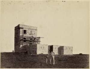 Route de Touggourt à Ourgla (poste optique de Draa-el-Baguel en construction) (Image de propagande coloniale)