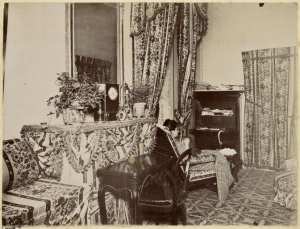 [Constantine. Palais du bey de Constantine, siège de la division militaire : appartements du chef de la division ' Femme lisant] (Image de propagande coloniale)