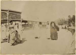 [Scène de rue : femme européenne et femmes voilées à Bône '] (Image de propagande coloniale)