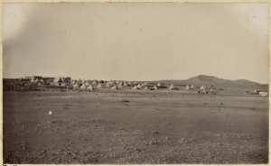 [Campement de la colonne du capitaine Pujat chargé de la construction du Fort Lallemand] (Image de propagande coloniale)