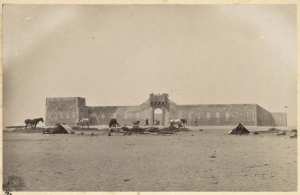 Colonne du capitaine Pujat chargé de la construction du Fort Lallemand : vue de la façade après l'achèvement de la porte] (Image de propagande coloniale)