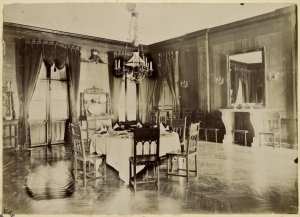 [Constantine. Salon du palais du bey de Constantine, siège de la division militaire] (Image de propagande coloniale)