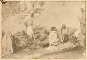 [Groupe dans un village saharien] (Image de propagande coloniale)