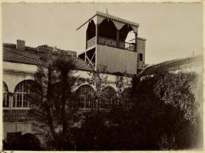 [Constantine. vue de la cour intérieure du palais du bey de Constantine, siège de la division militaire] (Image de propagande coloniale)