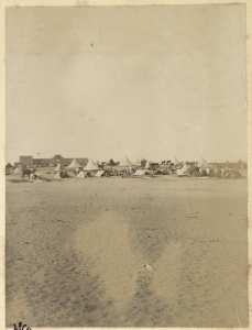 Colonne du capitaine Pujat chargé de la construction du Fort Lallemand : vue du fort et du campement] (Image de propagande coloniale)