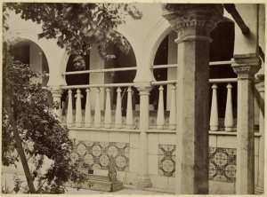 [Constantine. Palais du bey de Constantine, siège de la division militaire : vue extérieure d'une galerie et tombe] (Image de propagande coloniale)