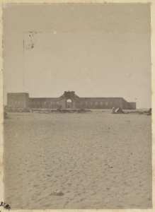 Colonne du capitaine Pujat chargé de la construction du Fort Lallemand : vue du fort] (Image de propagande coloniale)