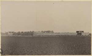 Colonne du capitaine Pujat chargé de la construction du Fort Lallemand : vue du fort] (Image de propagande coloniale)