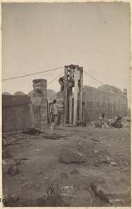 [Construction du Fort Lallemand par la colonne du capitaine Pujat : pose des pierres de taille du portail] (Image de propagande coloniale)