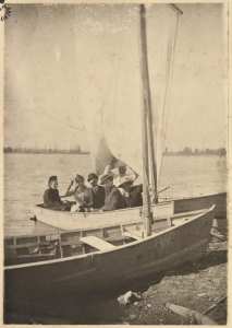 [Une barque : deux hommes et deux femmes dont un personnage officiel ' ] (Image de propagande coloniale)