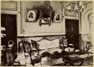 [Constantine. Palais du bey de Constantine, siège de la division militaire : appartements du chef de la division ' Portraits au mur] (Image de propagande coloniale)