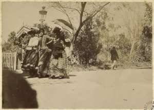 [Femmes dans un jardin public Bône '] (Image de propagande coloniale)