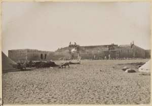 Colonne du capitaine Pujat chargé de la construction du Fort Lallemand : achèvement de la porte] (Image de propagande coloniale)