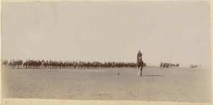 Revue pour remettre la croix de chevalier au Maréchal des logis Joly. Timimoun 1902 (Image de propagande coloniale)