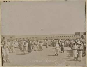 Adrar Touat. La lecture du rapport 2e compagnie de tirailleurs sahariens (Image de propagande coloniale)