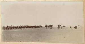 Revue pour remettre la croix de chevalier au Maréchal des logis Joly. Timimoun 1902 (Image de propagande coloniale)