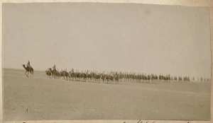 Revue pour remettre la croix de chevalier au Maréchal des logis Joly. Timimoun 1902 (Image de propagande coloniale)
