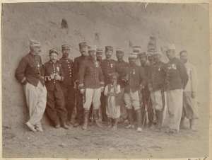 Capitaine Bezard. Lieutenant Cabon. Lieutenant Champion officier d'administration de l'hôpital. Lieutenant Rousseau. Capitaine Paÿn. Docteur Blan. Docteur de Champeaux. Maréchal des logis Joly (Image de propagande coloniale)