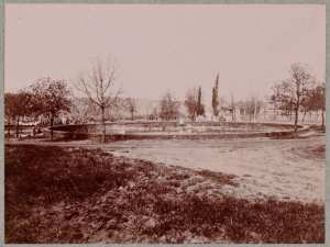 Les Eaux-Chaudes : la piscine vue de plus près, sur le bord Arabes se baignant (Image de propagande coloniale)