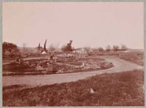 Les Eaux-Chaudes. Au premier plan, au delà de la route, ruines d'établissements successivement élevés sans résultat, dans le fond la piscine (Image de propagande coloniale)