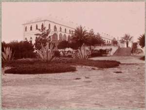 Hammam-Rirha. L'hôtel établissement vu par derrière (Image de propagande coloniale)