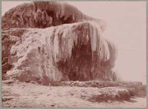 Bou-Hadjar. Le rocher de la source montrant l'importance du dépôt calcaire. A droite la conduite qui mène l'eau minérale à l'infirmerie indigène (Image de propagande coloniale)