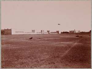 Beni-Ounif de Figuig. L'infirmerie dans le fond à droite et sur la gauche le burau arabe (Image de propagande coloniale)