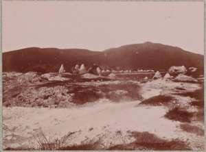 Hammam-Meskoutine. Les cônes. De milles points jaillissent de petites sources secondaires. Le ruisseau central est fait d'une eau à 95°. (Image de propagande coloniale)