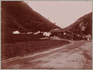 Hammam-Melouane. La source est à gauche, à l'intérieur du marabout (kouba) (Image de propagande coloniale)