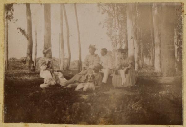 [Femmes et officiers] 2 juin 1895 (Image de propagande coloniale)