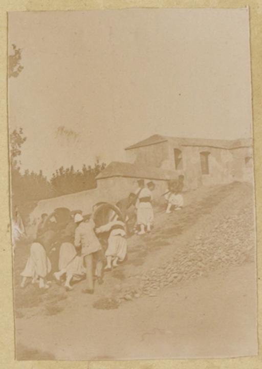 Au Bastion 12 : en batterie [transport d'un canon par les artilleurs] (Image de propagande coloniale)