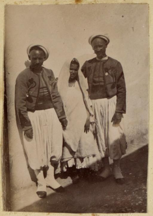 Blida. Quartier Bécourt. [Tirailleurs algériens et une femme] (Image de propagande coloniale)