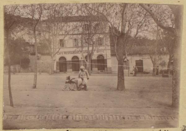 Dellys. Place de l'église : [Café-restaurant Les platanes] (Image de propagande coloniale)