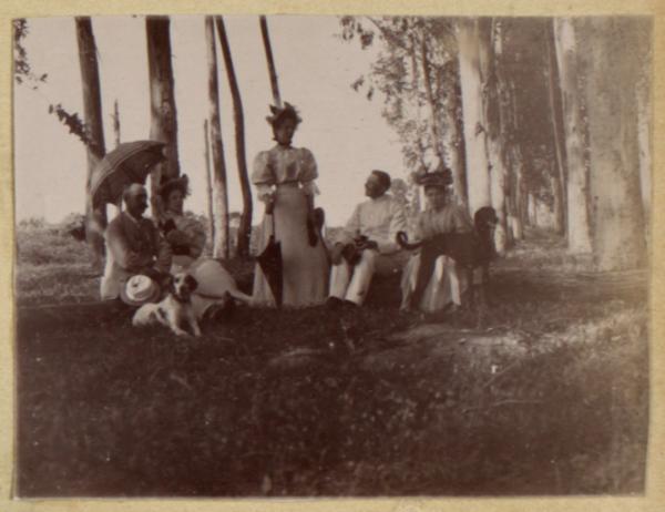 [Femmes et officiers] 2 juin 1895 (Image de propagande coloniale)