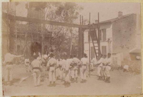 Dellys. Le champ de tir. [de gauche à droite] : [Sgt Asloudj'], Renaudet, Lieutenant Birot, capitaine Carlhian, sergent Ghazali (Image de propagande coloniale)