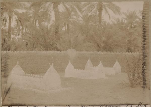 Tombes des tirailleurs indigènes tués à l'assaut d'In-Rhar (Image de propagande coloniale)