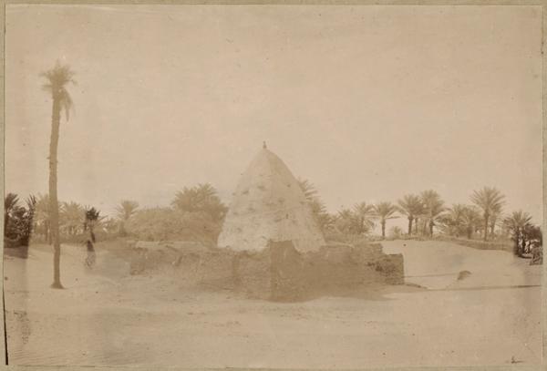 In-Rhar. Monument élevé en souvenir des militaires tués à l'assaut (Image de propagande coloniale)