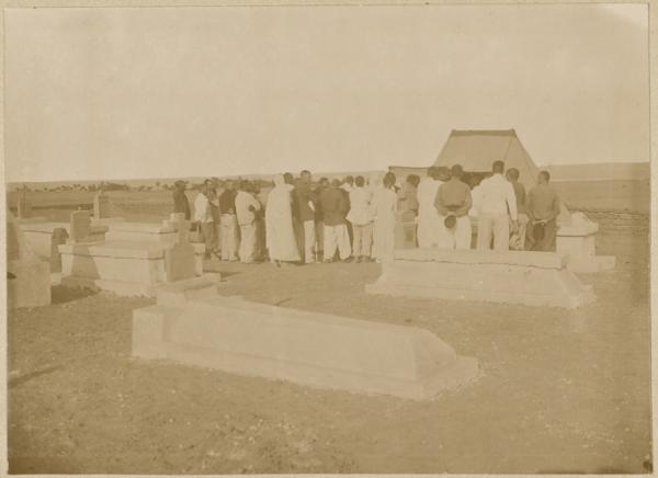 Bénédiction du cimetière (Image de propagande coloniale)