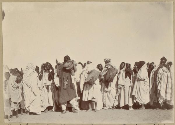 In Salah. En attendant le commandant militaire (Image de propagande coloniale)