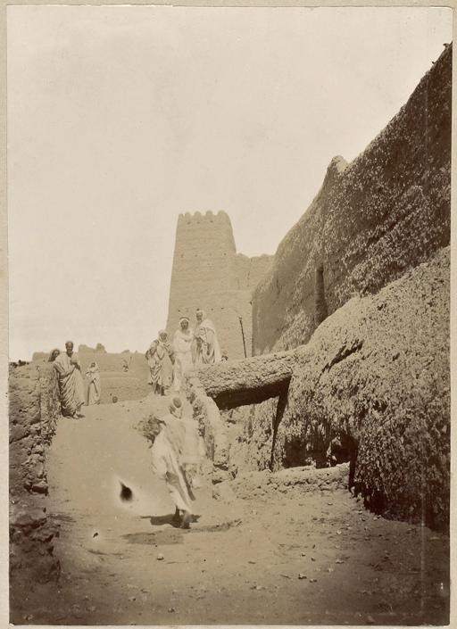 Kounta. Fossés de la Casba (Image de propagande coloniale)