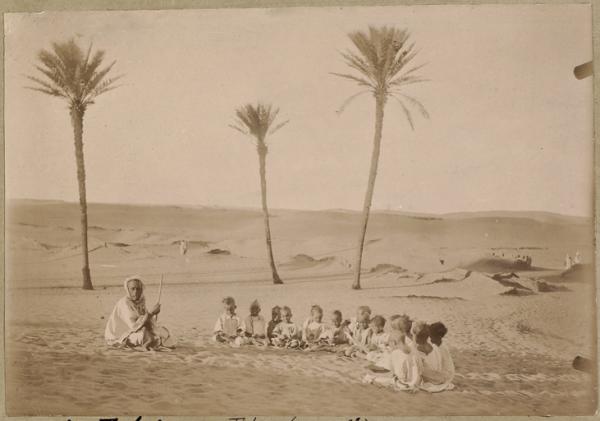 Le Taleb de Tit et ses élèves (Image de propagande coloniale)