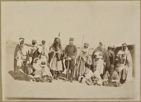 Lieutenant Cottenest et les chefs du Tidikelt (Image de propagande coloniale)