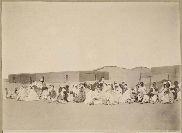 Attendant l'arrivée du commandant supérieur (Image de propagande coloniale)