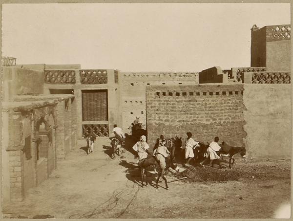 Adrar. Rentrée de la corvée de bois (Image de propagande coloniale)