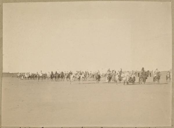 En attendant le commandant militaire (Image de propagande coloniale)