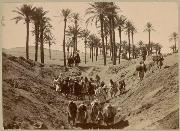 Travailleurs dégageant une foggara éboulée (Image de propagande coloniale)