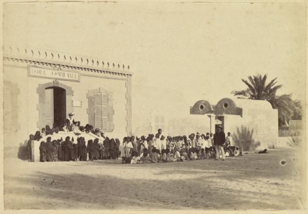 1891. Touggourt. École communale (sortie des élèves) (Image de propagande coloniale)